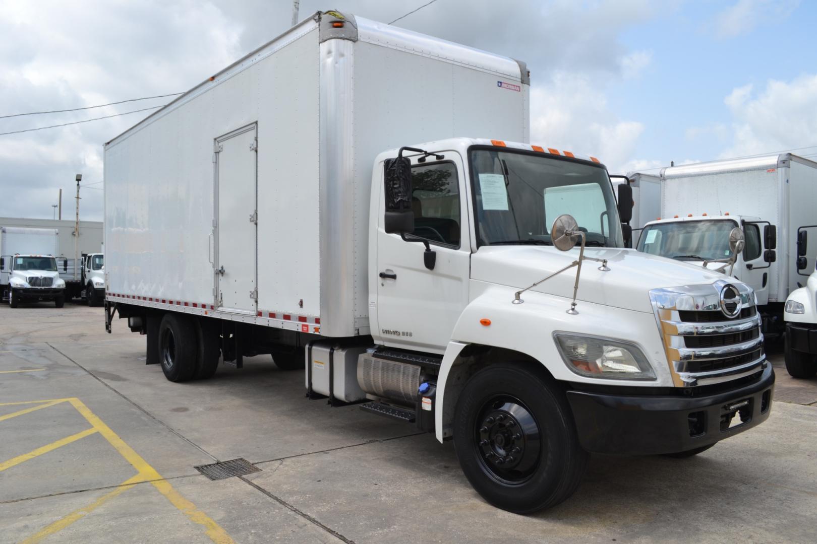 2016 WHITE /BLACK HINO 268 with an JO8E-VC 7.7L 220HP engine, ALLISON 2500RDS AUTOMATIC transmission, located at 9172 North Fwy, Houston, TX, 77037, (713) 910-6868, 29.887470, -95.411903 - Photo#2